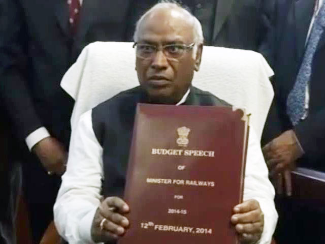 संसद में आज पेश होगा अंतरिम रेल बजट