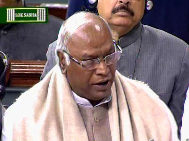 रेल बजट : किरायों में बदलाव नहीं, 17 प्रीमियम ट्रेनों की घोषणा