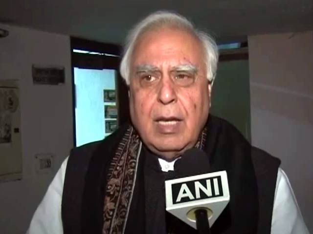 दिल्ली सरकार को उपराज्यपाल की बात माननी चाहिए : सिब्बल