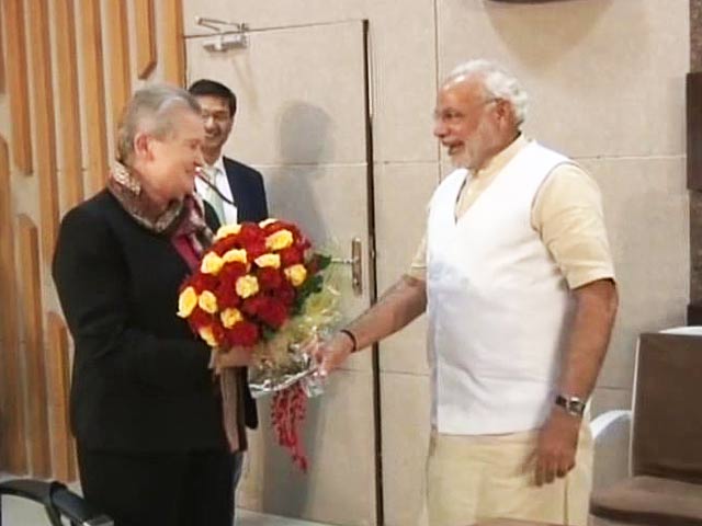 Narendra Modi greets US ambassador Nancy Powell with bunch of flowers