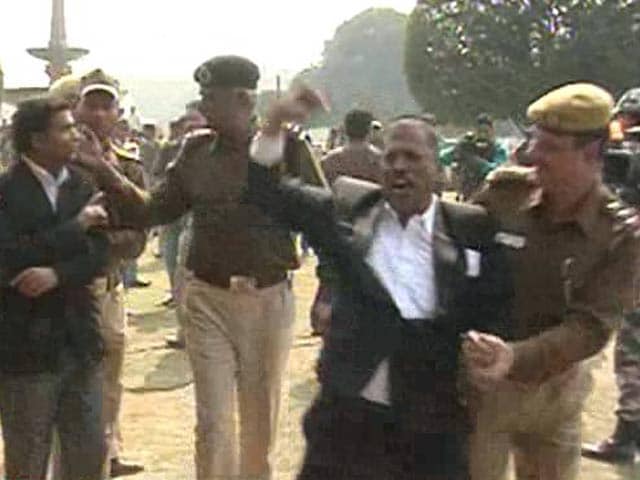 Videos : तेलंगाना पर संसद के बाहर और अंदर जमकर हंगामा
