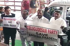 संसद में सुरक्षा के लिए कांग्रेसी सांसदों का इंतजाम! संसद में सुरक्षा के लिए कांग्रेसी सांसदों का इंतजाम!