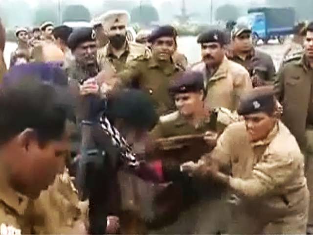 दिल्ली में प्रदर्शन कर रहे पूर्वोत्तर के छात्रों पर लाठीचार्ज