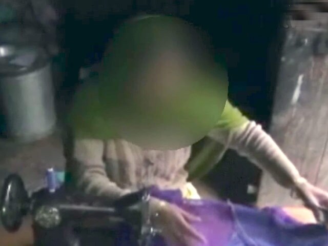 Videos : ग्रेटर नोएडा : महिला को सिर पर जूता रखकर घुमाया