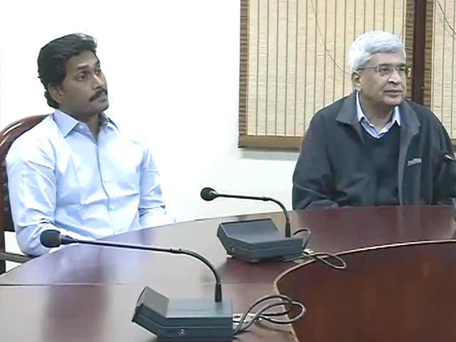 Prakash Karat refutes government's claim on Telangana Bill