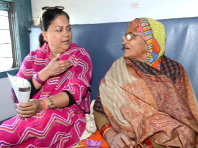 In the season of 'aam aadmi', Vasundhara Raje travels second class