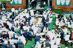 हंगामे के बीच लोकसभा में तेलंगाना बिल पास हंगामे के बीच लोकसभा में तेलंगाना बिल पास