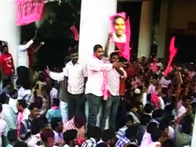 खबरों की खबर : तेलंगाना मुद्दा, कहीं जश्न तो कहीं जख्म