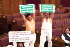 यूपी विधानसभा में विपक्ष ने कपड़े उतारकर जताया विरोध यूपी विधानसभा में विपक्ष ने कपड़े उतारकर जताया विरोध