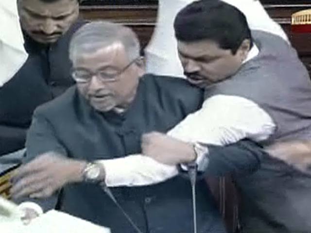 तेलंगाना विवाद : राज्यसभा अधिकारी से धक्का-मुक्की