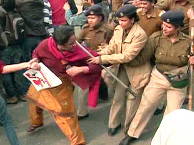 महिला आरक्षण बिल पर संसद के बाहर हंगामा