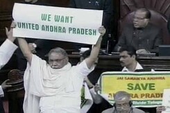 तेलंगाना का विरोध संसद में 'मूर्ति' बनकर तेलंगाना का विरोध संसद में 'मूर्ति' बनकर