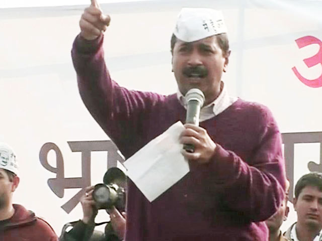 Arvind Kejriwal targets Congress, BJP on gas pricing