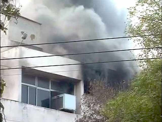 Videos : दिल्ली : आईआईटी कैंपस में आग लगी