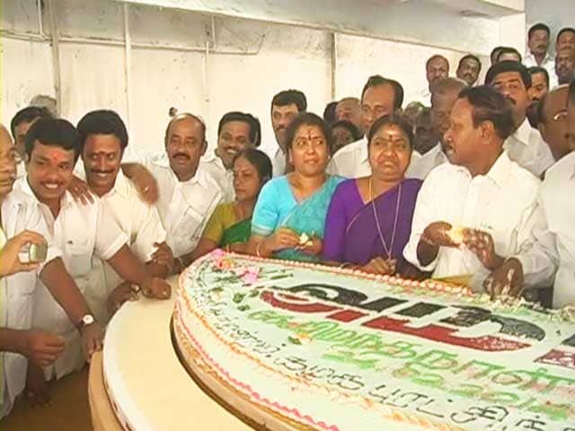Video : As birthday cake, Jayalalithaa gets Parliament on a platter, literally