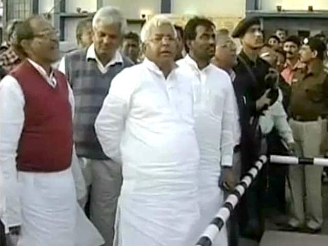 Video : 13 MLAs announce split from Lalu Prasad's RJD, six return within an hour