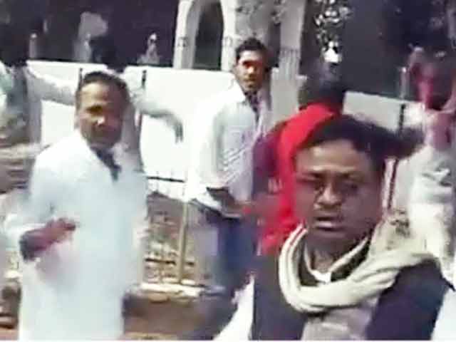 Videos : आरजेडी समर्थकों ने स्पीकर के घर पर की पत्थरबाजी