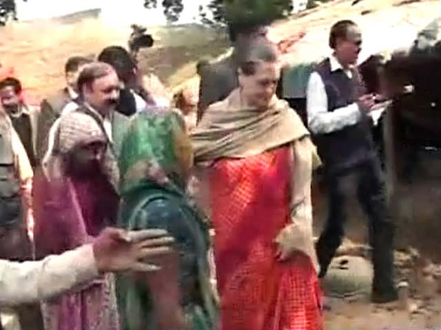 Videos : रायबरेली दौरे पर सोनिया ने साधा अखिलेश पर निशाना