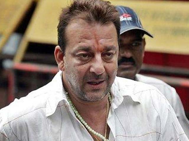 संजय दत्त को बार−बार पैरोल मिलने पर सवाल