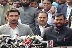 एलजेपी दूसरे गठबंधन में जाने को तैयार : पासवान एलजेपी दूसरे गठबंधन में जाने को तैयार : पासवान