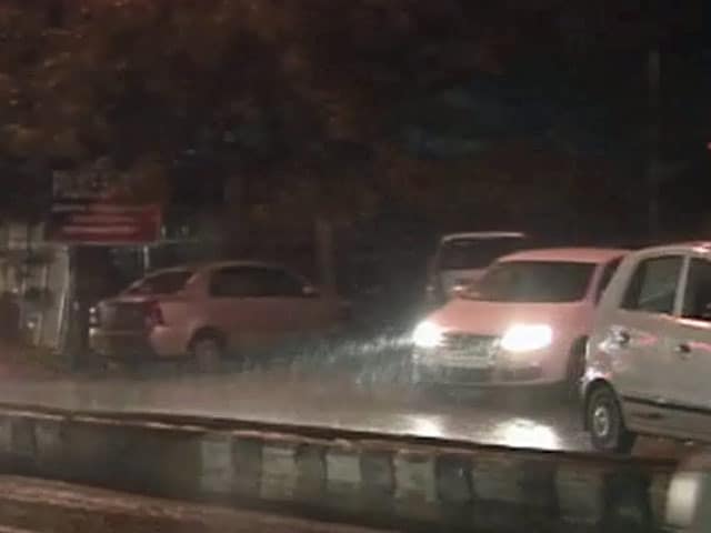 Video : दिल्ली में मौसम ने फिर ली करवट, तेज बारिश