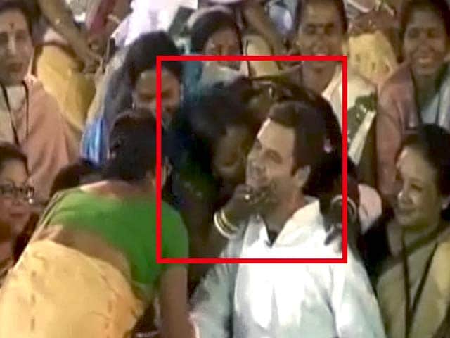 Videos : असम में महिला ने राहुल गांधी का गाल चूमा
