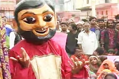 Women and children confront bulldozers at Delhi's 'Kathputli' colony Women and children confront bulldozers at Delhi's 'Kathputli' colony