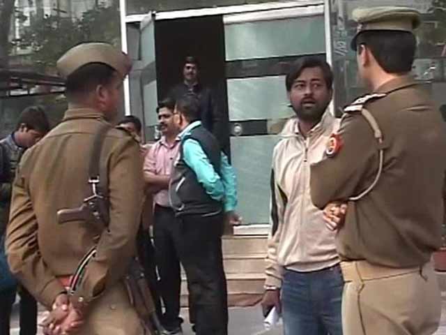 इंडिया न्यूजरूम : पुलिस को घर में नहीं मिले सुब्रत रॉय