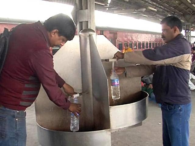 Videos : रेलवे प्लेटफॉर्म का पानी...जरा संभलकर!