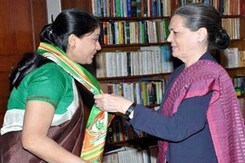 Congress welcomes Vijayashanti, TRS sees red Congress welcomes Vijayashanti, TRS sees red