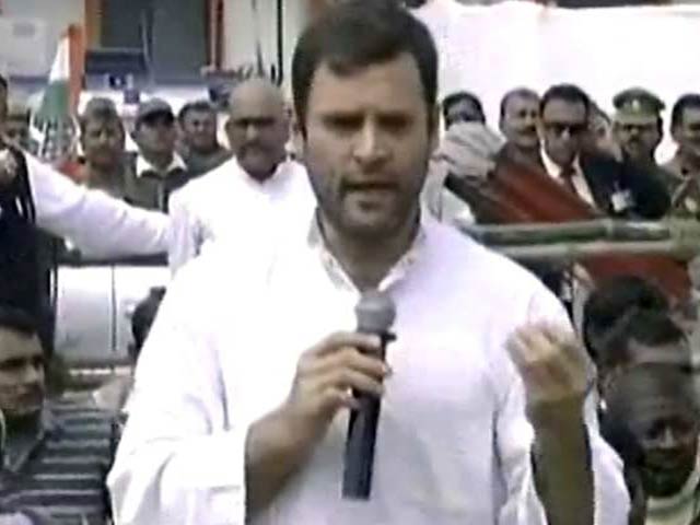 राहुल गांधी ने वाराणसी में रिक्शाचालकों से की बातचीत