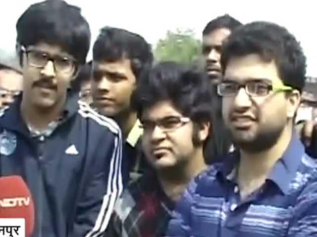 Videos : कानपुर : केजरीवाल के समर्थन में आए IIT के छात्र