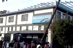 नोएडा में लुटेरों और पुलिस के बीच जमकर चली गोलियां नोएडा में लुटेरों और पुलिस के बीच जमकर चली गोलियां