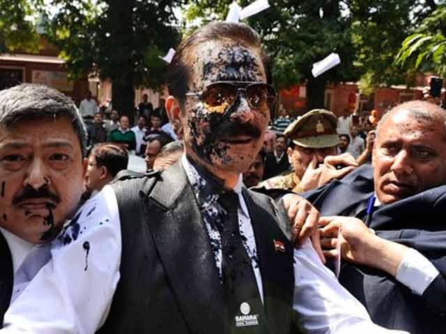 Ink thrown at Sahara chief Subrata Roy as he arrives at Supreme Court