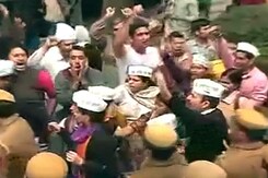 भाजपा कार्यालय पर आप पार्टी के प्रदर्शन के दौरान पत्थरबाजी भाजपा कार्यालय पर आप पार्टी के प्रदर्शन के दौरान पत्थरबाजी