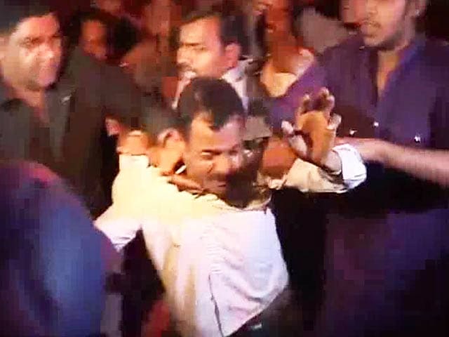 Video : After Delhi, Arvind Kejriwal's detention triggers violence in Lucknow