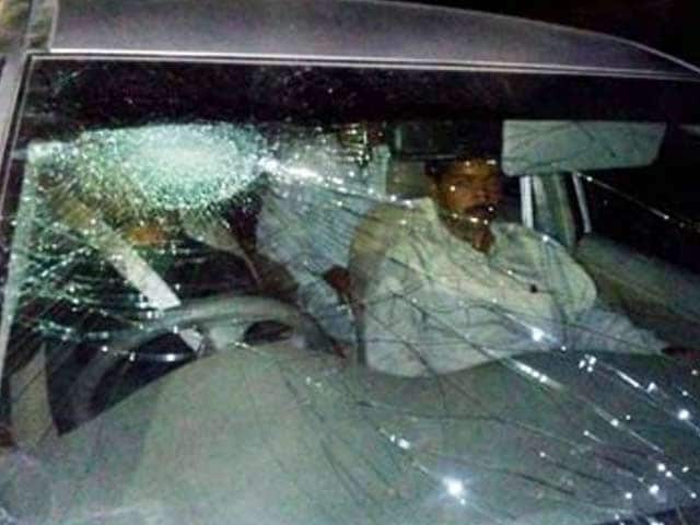 Videos : गुजरात : केजरीवाल की कार पर हमला