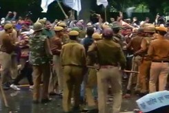 नेशनल हाइवे : दिल्ली समेत कुछ शहरों में भिड़े भाजपा-आप कार्यकर्ता नेशनल हाइवे : दिल्ली समेत कुछ शहरों में भिड़े भाजपा-आप कार्यकर्ता