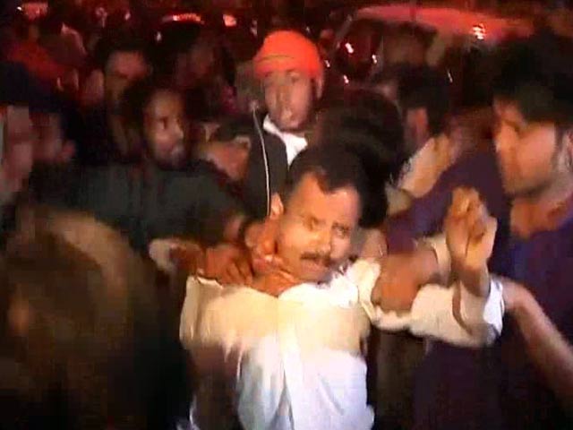 रणनीति : हंगामा, पत्थरबाजी और मारपीट