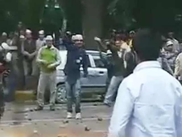 मिशन 2014 : आप और बीजेपी कार्यकर्ताओं में झड़प