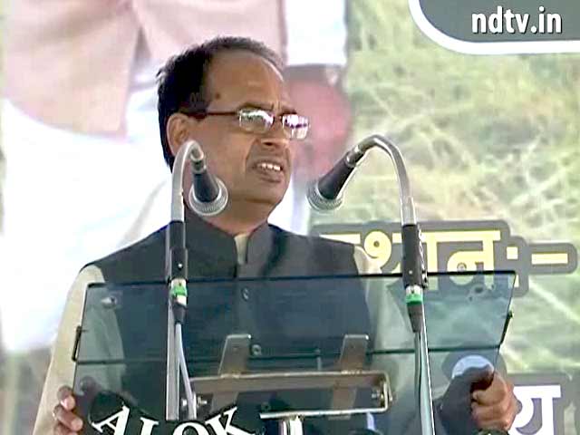 केंद्र सरकार के खिलाफ धरने पर बैठे शिवराज