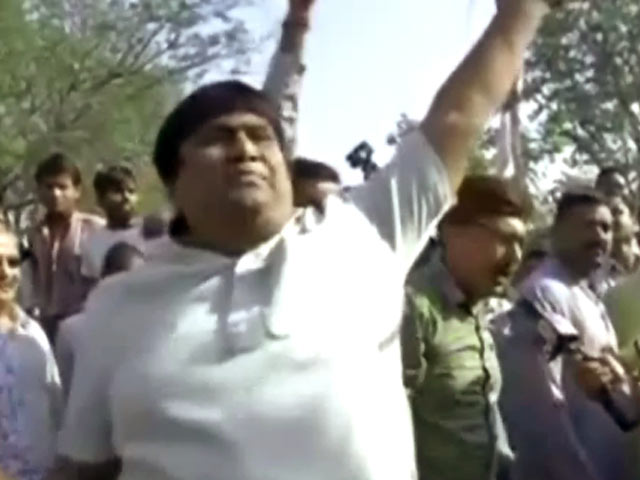 अहमदाबाद में बीजेपी कार्यकर्ताओं ने किया केजरीवाल का विरोध