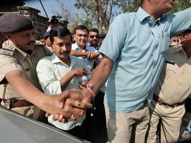 Arvind Kejriwal stopped from dropping in to see Narendra Modi