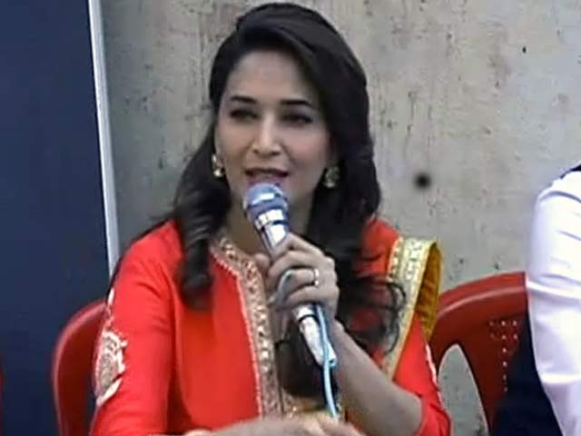 'सपोर्ट माई स्कूल' : बच्चों के बीच पहुंचीं माधुरी दीक्षित