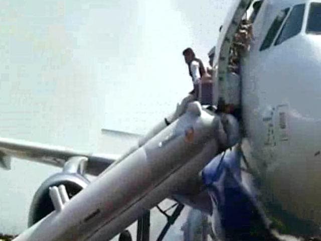 Video : Dramatic evacuation after Indigo plane catches fire