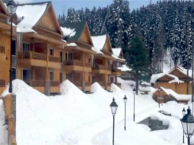 कश्मीर के कई इलाकों में बर्फबारी, स्कूल किए गए बंद