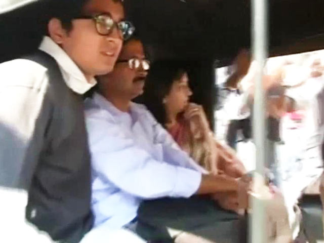 In Mumbai, Kejriwal's 'aam aadmi' travel by auto, local train