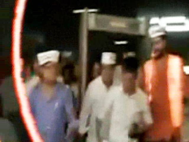 Video : Chaos for aam aadmi as Kejriwal takes local train in Mumbai