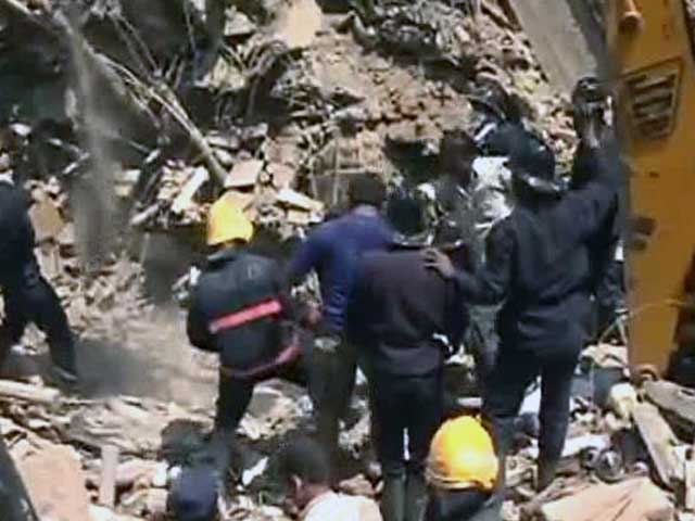 कैमरे में कैद : मुंबई में ढही सात-मंजिला इमारत, छह की मौत