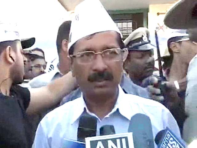 Arvind Kejriwal attacks media again, dares it to show 'Gujarat's true story'